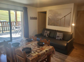 Appartement Cosy 2 Pièces avec Terrasse Face aux Pistes à Montgenèvre - FR-1-266-94